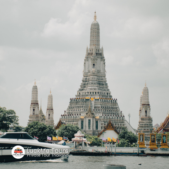 wat arun dawn temple