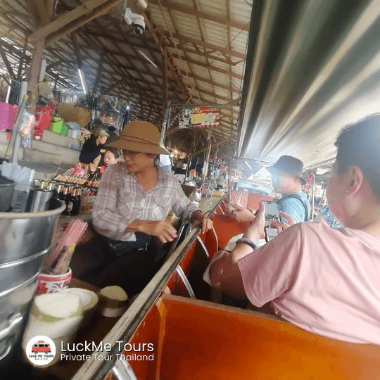 damnean saduak floating market